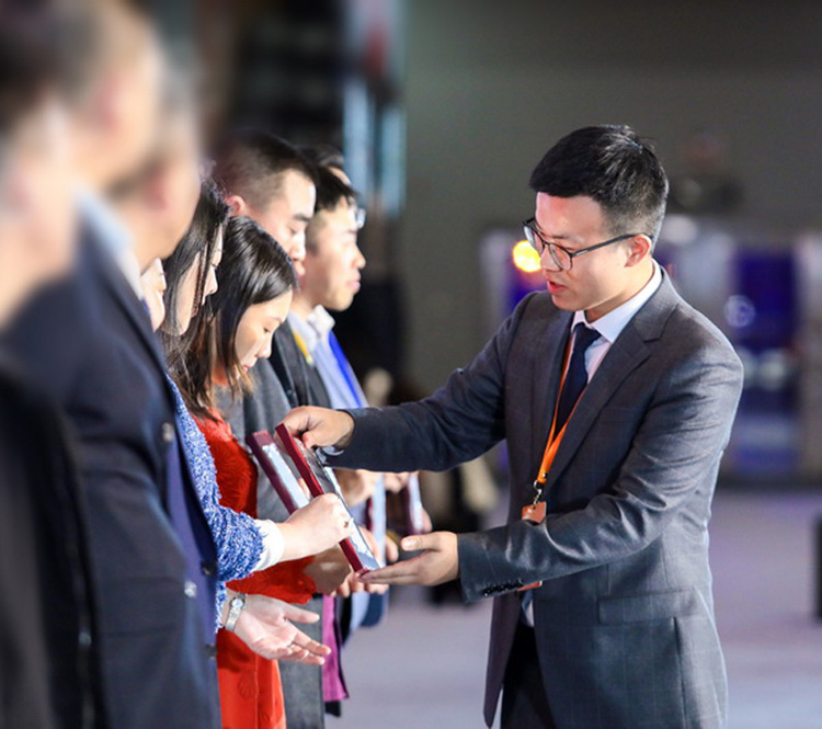 喜訊丨伊派設(shè)計(jì)榮獲2019年度中國房地產(chǎn)供應(yīng)商【軟裝飾品】十強(qiáng)?！